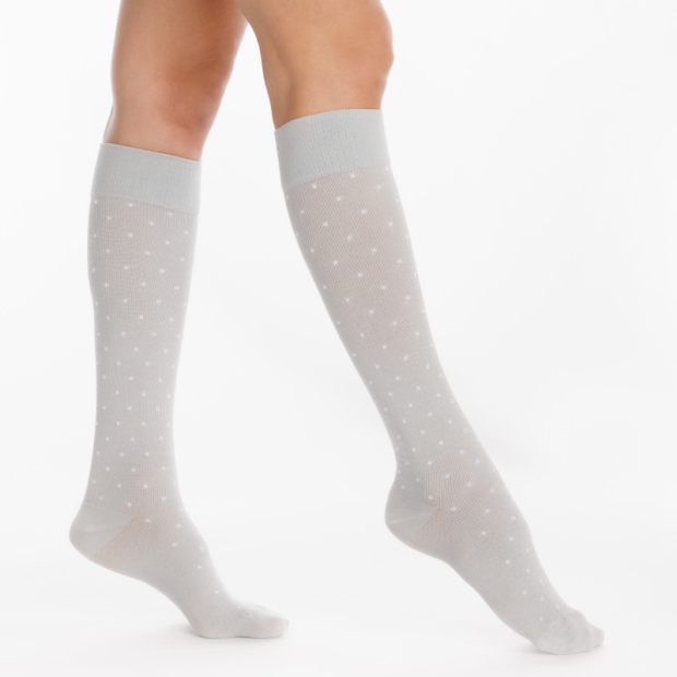 chaussettes de contention grise à pois blanc sigvaris